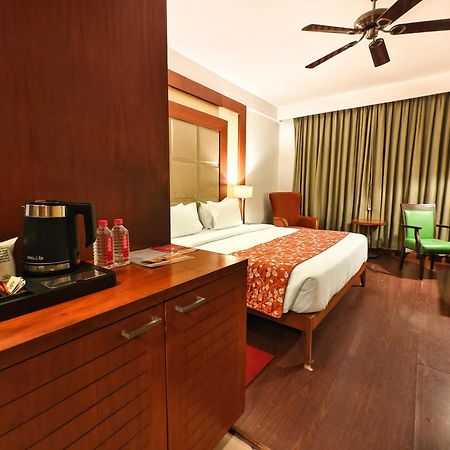 The Sky Imperial, Thaltej Hotel Ahmedabad Exterior foto
