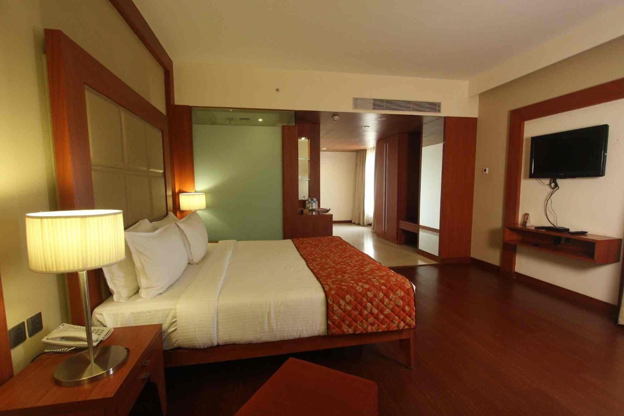 The Sky Imperial, Thaltej Hotel Ahmedabad Exterior foto
