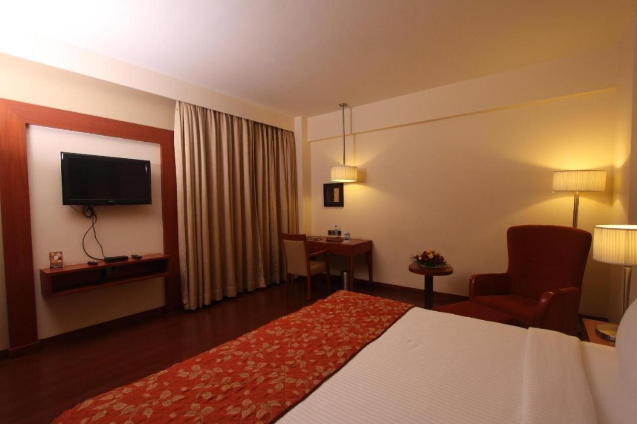 The Sky Imperial, Thaltej Hotel Ahmedabad Exterior foto