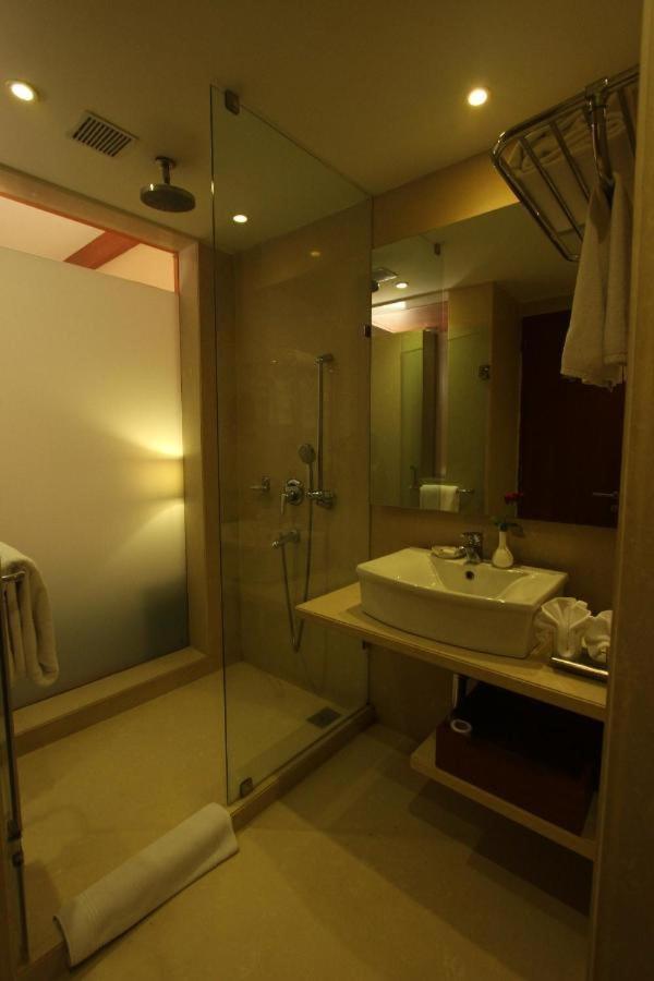 The Sky Imperial, Thaltej Hotel Ahmedabad Exterior foto