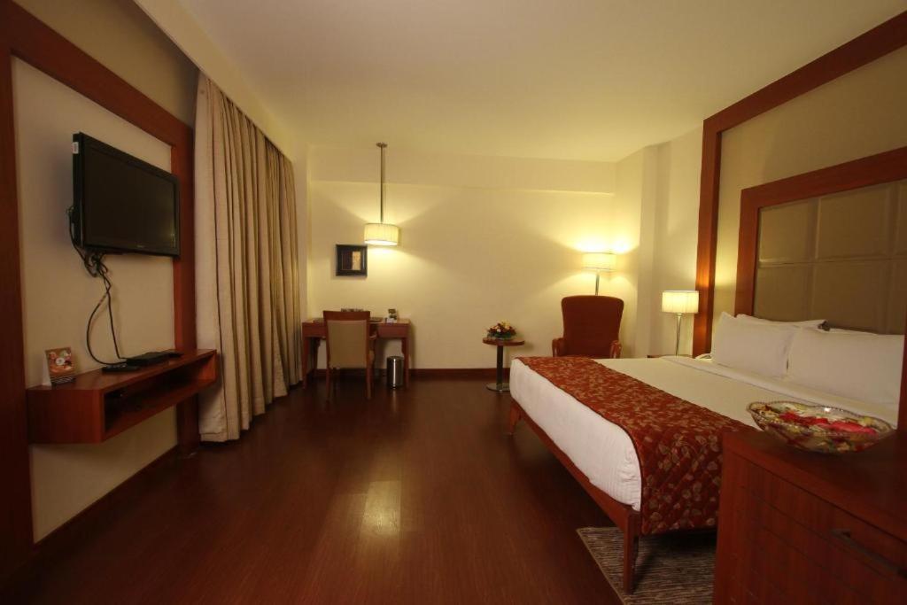 The Sky Imperial, Thaltej Hotel Ahmedabad Exterior foto