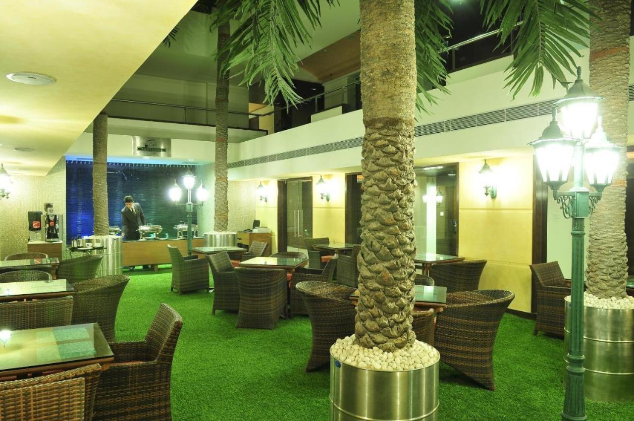 The Sky Imperial, Thaltej Hotel Ahmedabad Exterior foto