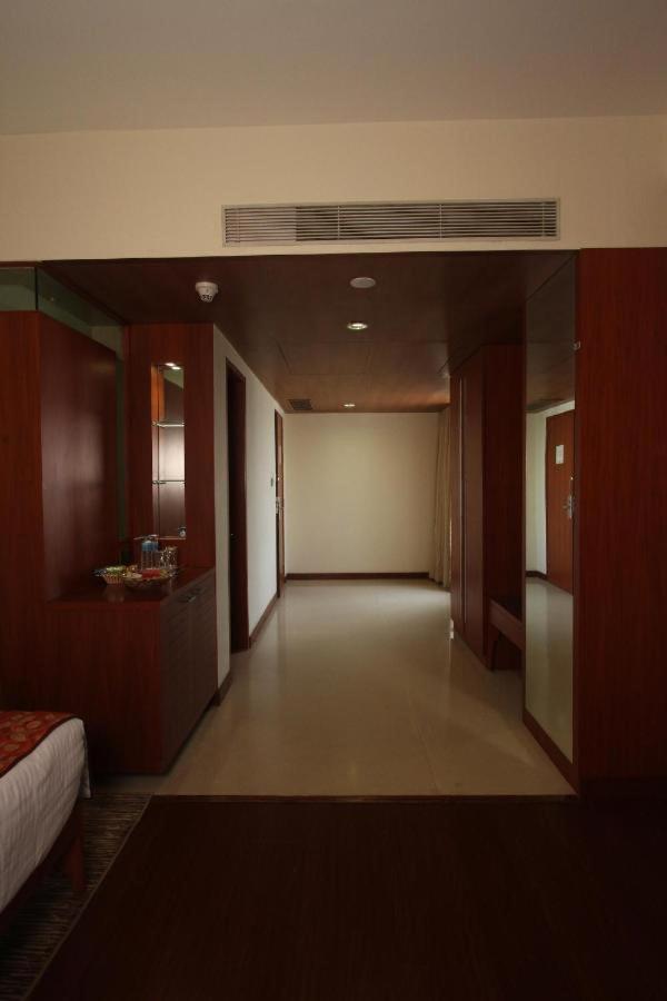 The Sky Imperial, Thaltej Hotel Ahmedabad Exterior foto
