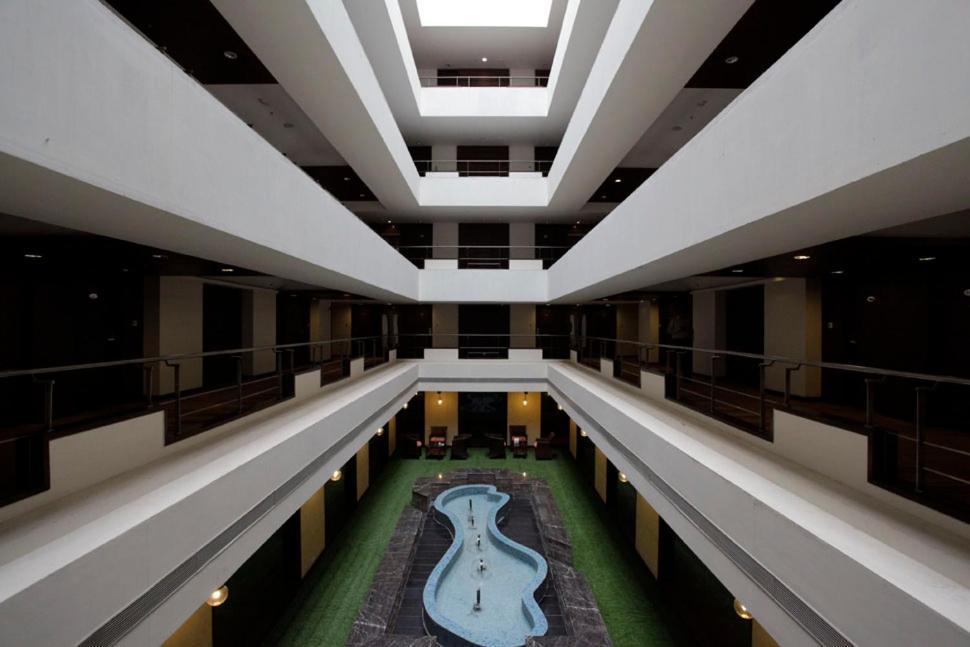 The Sky Imperial, Thaltej Hotel Ahmedabad Exterior foto