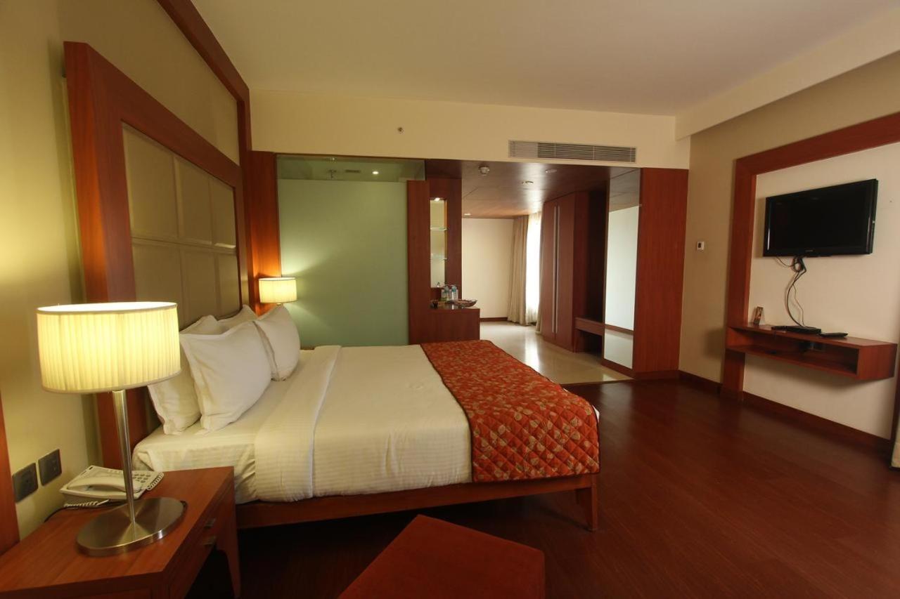 The Sky Imperial, Thaltej Hotel Ahmedabad Exterior foto
