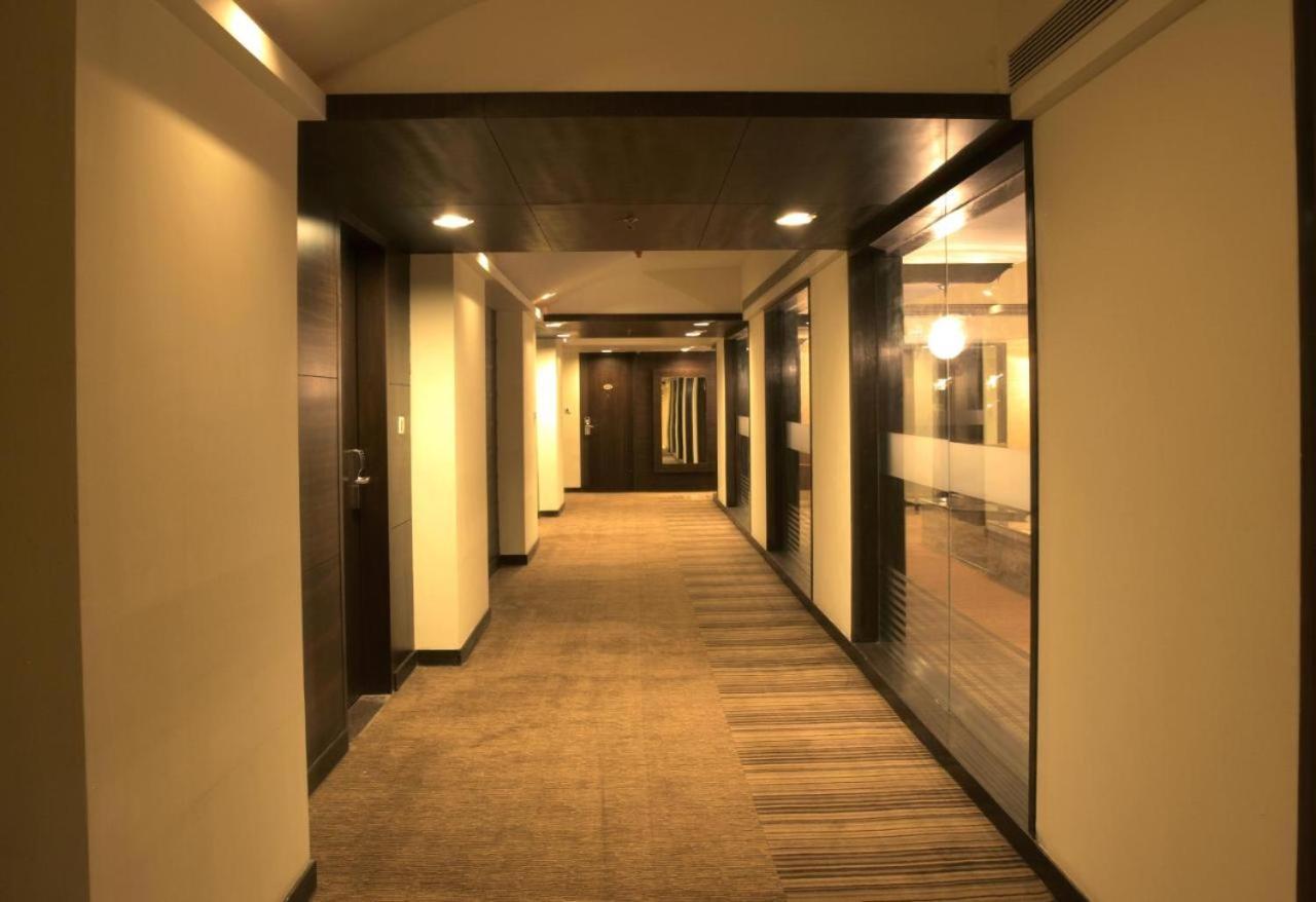 The Sky Imperial, Thaltej Hotel Ahmedabad Exterior foto