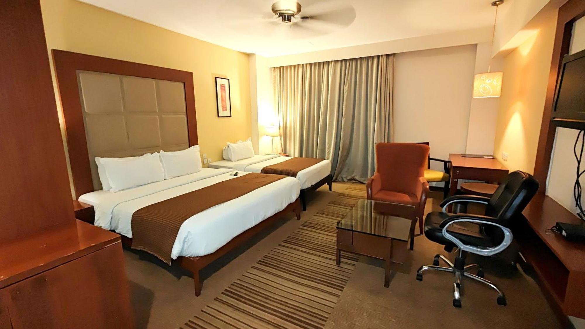 The Sky Imperial, Thaltej Hotel Ahmedabad Exterior foto