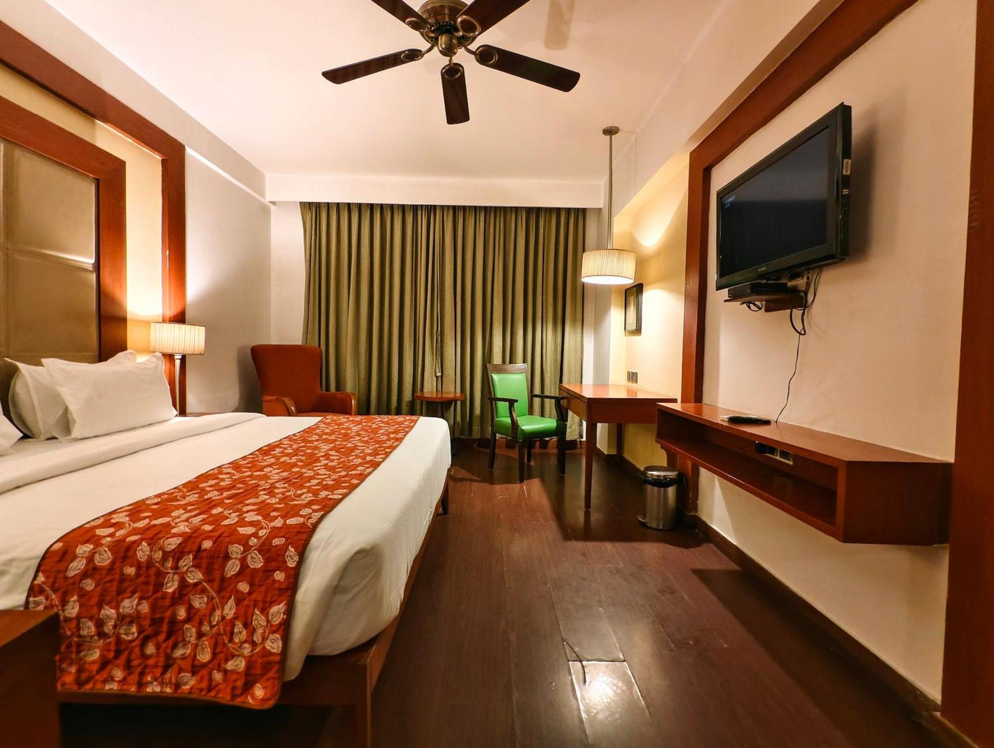 The Sky Imperial, Thaltej Hotel Ahmedabad Exterior foto