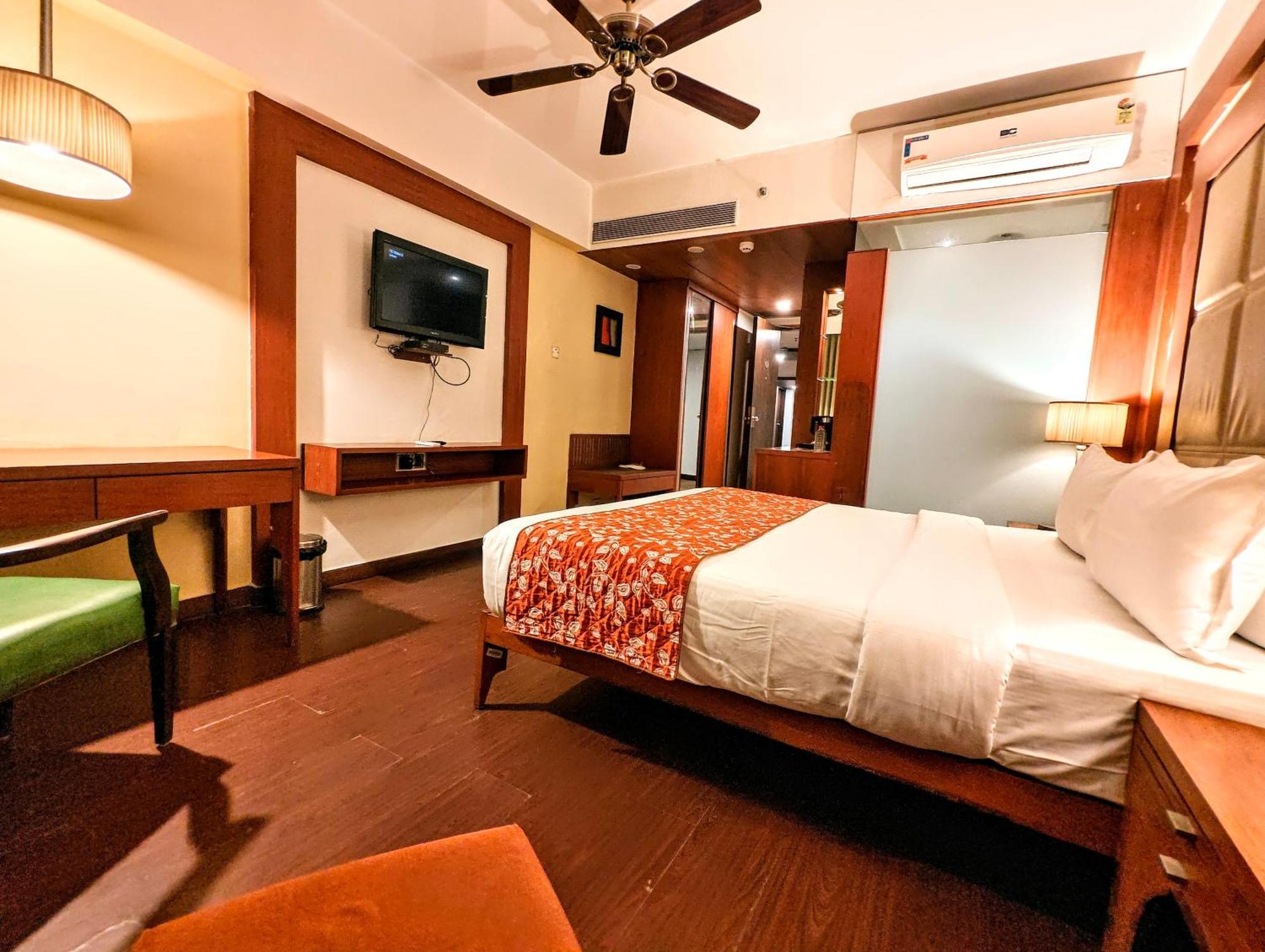 The Sky Imperial, Thaltej Hotel Ahmedabad Exterior foto