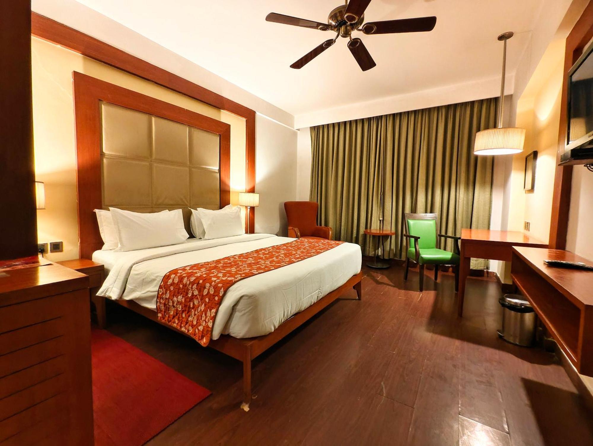 The Sky Imperial, Thaltej Hotel Ahmedabad Exterior foto